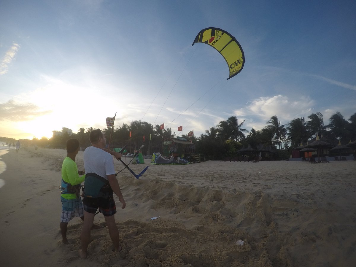 Paba Kite School instructor teaching kite control on the beach